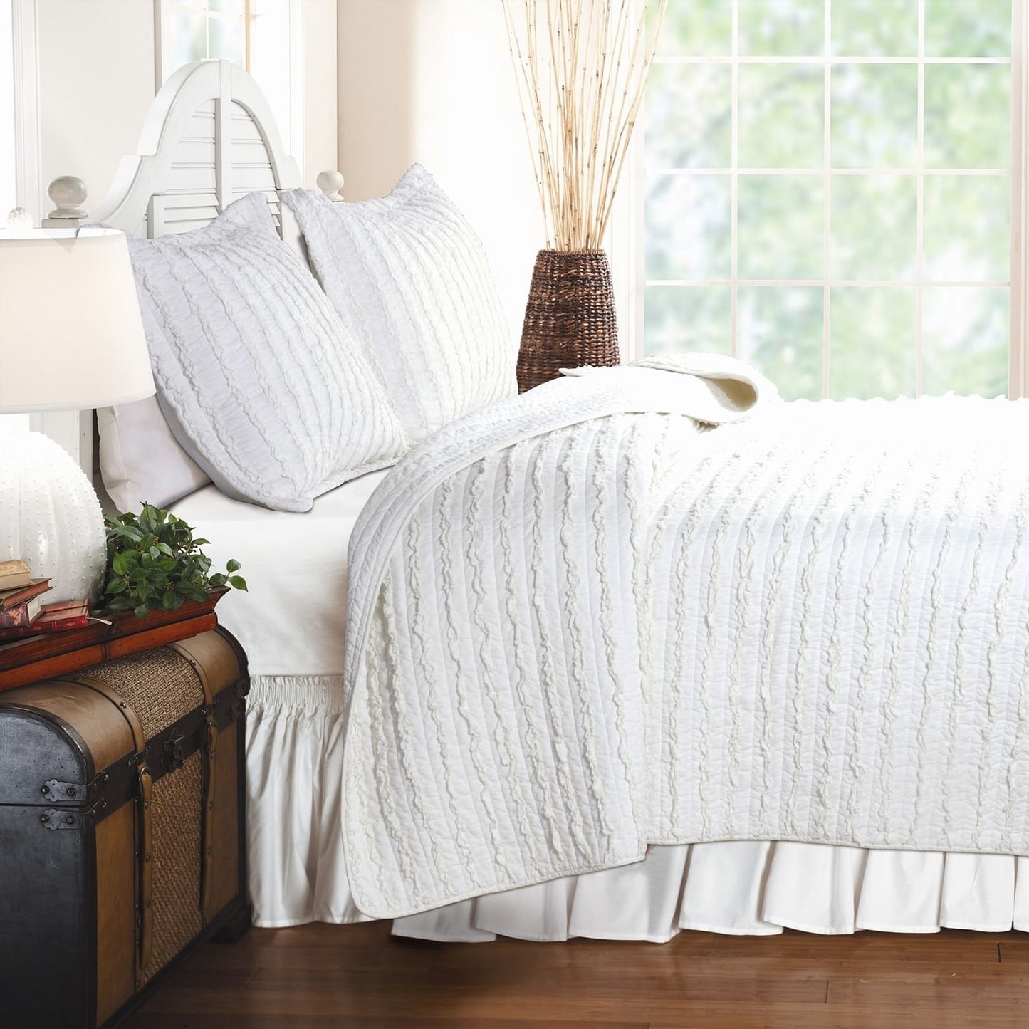 Queen (Full) 3-Piece Quilt Set 100% Cotton White Ruffled Stripes